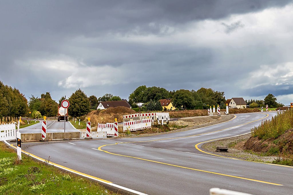 Seit der vergangenen Woche gesperrt: die Bundesstraßen-Zufahrt nach Neujanisroda/Neuflemmingen von Naumburg aus.