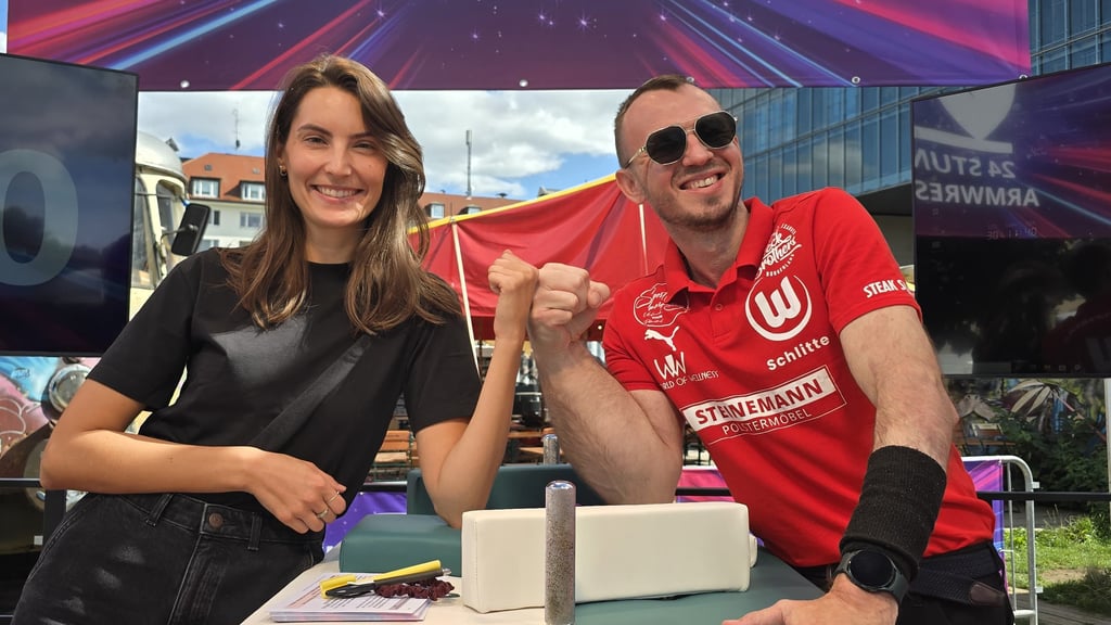 Rekord für die Ewigkeit: Matthias „Höllenjunge“ Schlitte bezwingt in der SAT.1-Show „Guinness World Records“ unglaubliche 1.064 Gegner in 24 Stunden – und schreibt TV-Geschichte. „Delia Träger, Moderatorin der Pro7 Newstime, hat mich nicht nur professionell, sondern auch menschlich großartig unterstützt“, erklärt Schlitte.