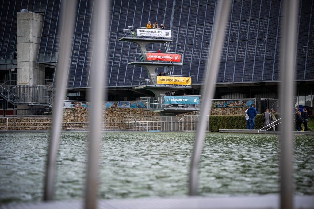 An Bremer Sportstätten wie dem Stadionbad hängen Plakate einer Kampagne gegen sexualisierte Gewalt.
