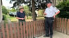 Am Gartenzaun spricht Polizeihauptkomissar Jörg Löffler mit Anwohner Tilo Frommann über die Tempo-Sitauation in Königsborn.