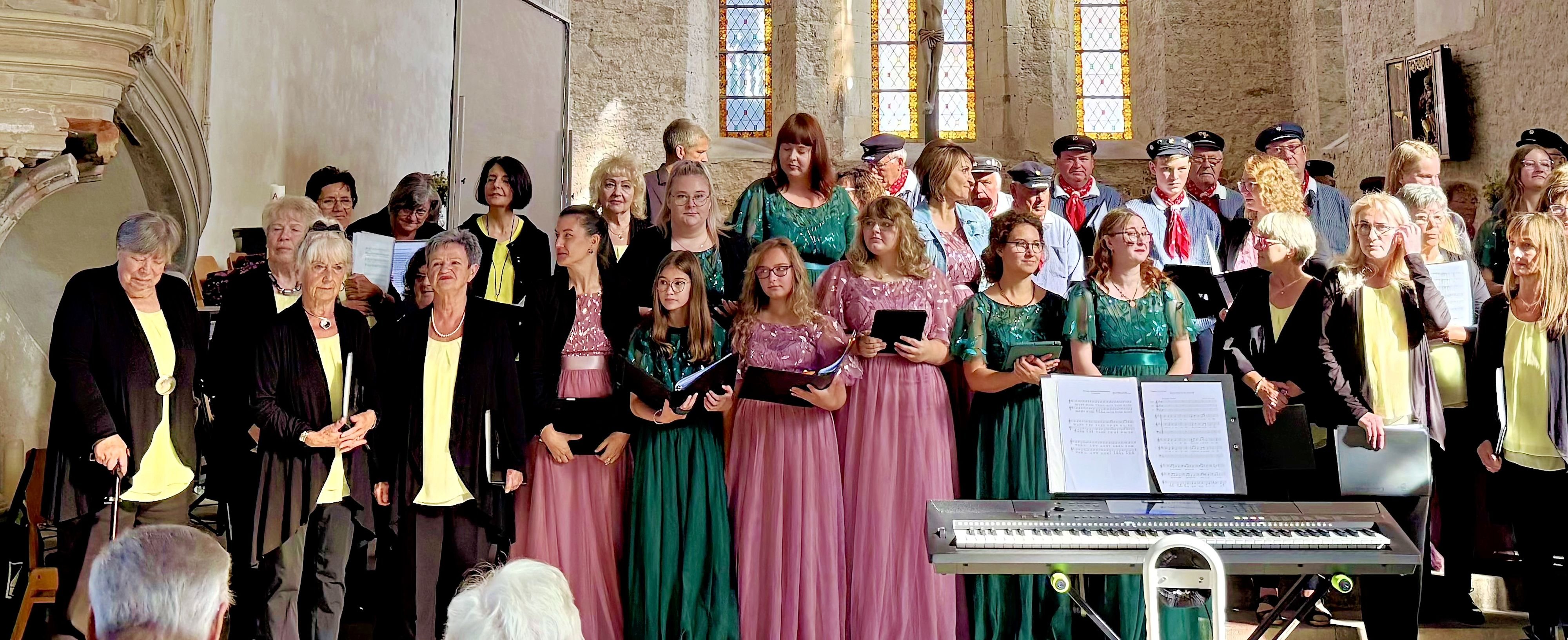 Von Seemannslied bis Kammerchor: Volle Kirche und stehende Ovationen beim Chorkonzert in Calbe
