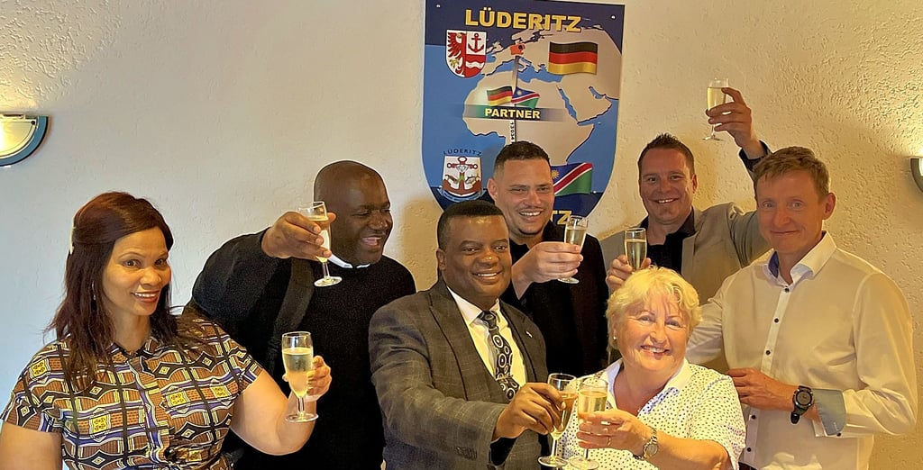 Eine offizielle Delegation aus Lüderitz/Namibia kam erstmals 2023 in die Altmark. Edith Braun (3. von rechts) und Andreas Brohm (rechts) stießen mit den Gästen auf die Partnerschaft an.