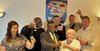 Eine offizielle Delegation aus Lüderitz/Namibia kam erstmals 2023 in die Altmark. Edith Braun (3. von rechts) und Andreas Brohm (rechts) stießen mit den Gästen auf die Partnerschaft an.