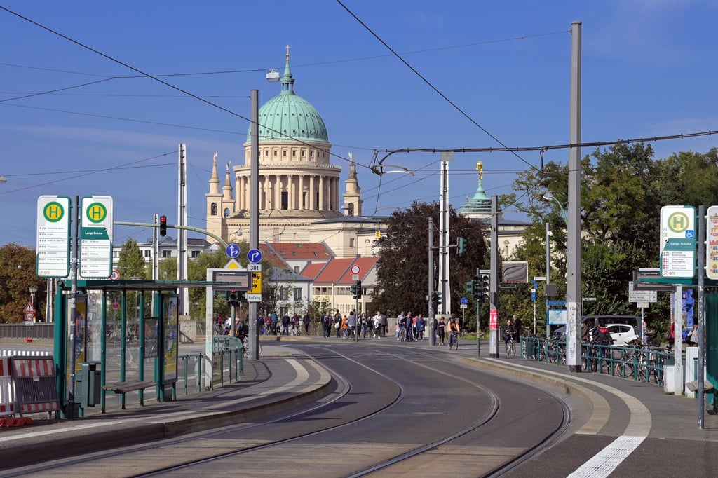 Die Lange Brücke in Potsdam ist eine wichtige Verkehrsachse. (Archivbild)
