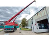 Ein 40-Tonnen-Kran hebt die neue Maschine in die Werkhalle von JS-Lasertechnik in der Industriestraße in Stendal.