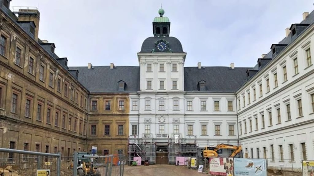 Das Weißenfelser Schloss war eine Station der Busfahrt mit Oberbürgermeister Martin Papke. Der noch unsanierte Flügel soll Behördenstandort werden.