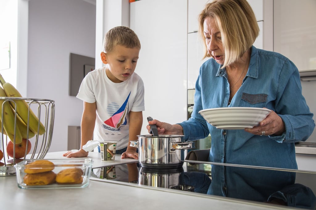 Oft haben Eltern im Alltag für gemeinsames Kochen weder Zeit noch Nerven - Oma schon.