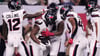 Jakob Johnson (zweiter von rechts) hatte einige gute Aktionen und feiert hier den Touchdown von Nick Chubb (Mitte) - die Texans verloren dennoch.