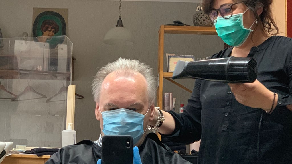 Nachdem Friseure 2020 wieder öffnen durften, ging Ministerpräsident Reiner Haseloff (CDU) öffentlichkeitswirksam zum Friseur. Jetzt müssen die Geschäfte Bilanzen von 2020 offenlegen, wenn sie Hilfe erhielten.