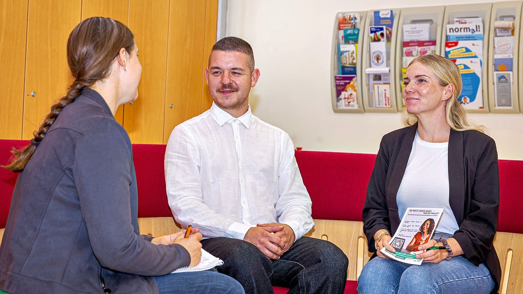 Jugendhilfeberater Willi Schüler und Linda Kohlmeier (rechts) vom Landkreis Stendal stellen Volksstimme-Redakteurin Anna Lisa Oehlmann die mobile Jugendberufsagentur vor.