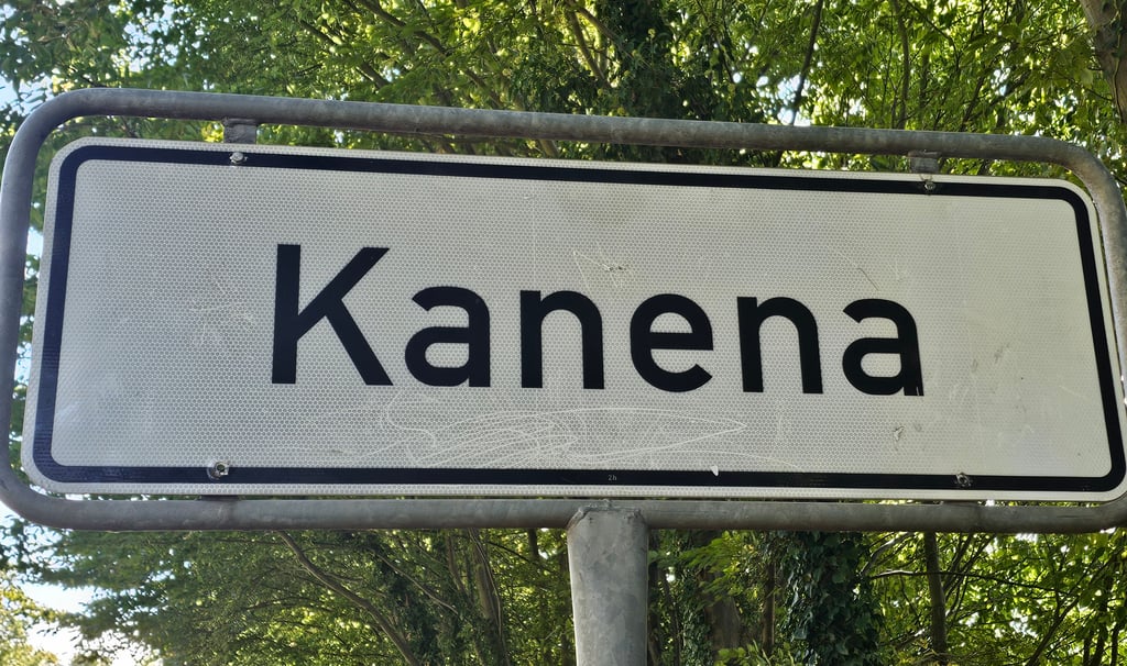 Das Schild „Kanena“ steht aktuell am Ortseingang von Nietleben.