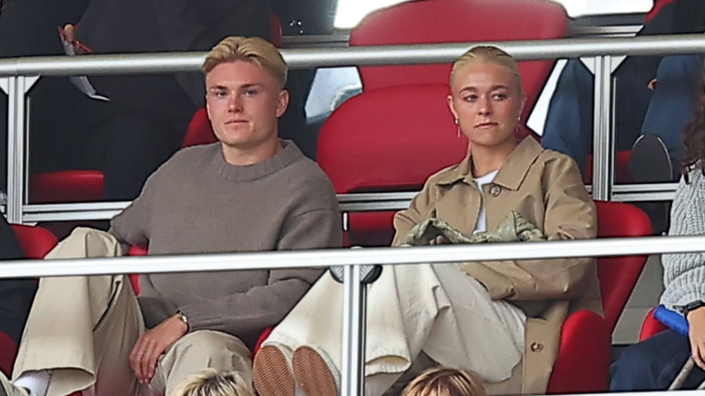 Conrad Harder und Emma Jensen beim Frauen-Spiel gegen den FC Bayern.