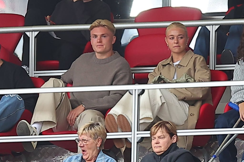 Conrad Harder und Emma Jensen beim Frauen-Spiel gegen den FC Bayern.