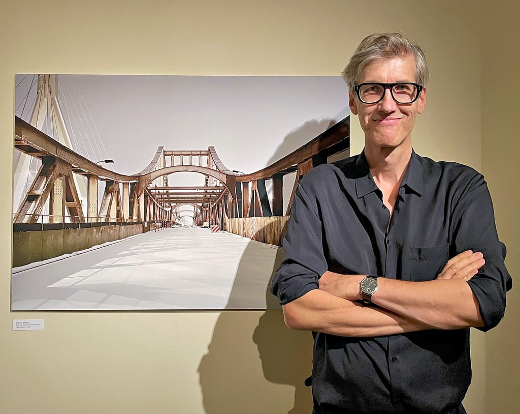 „Alte und neue Berliner Brücke“ hat Fotograf Andreas Bartsch sein 2006 entstandenes Bild betitelt. Diese und viele andere Fotografien sind derzeit in einer opulenten Ausstellung im Literaturhaus zu sehen. 