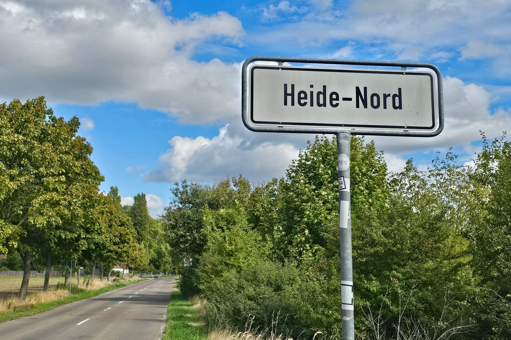 Am Ortseingang von Kanena, in der Straße Zum Planetarium, sieht man plötzlich das Schild „Heide-Nord“.