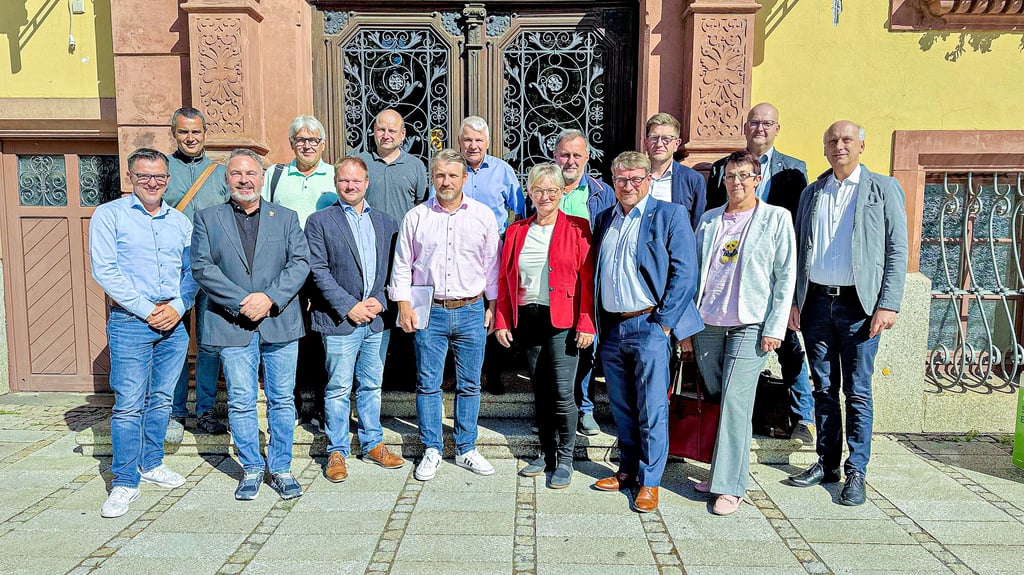 Der Kreisvorsitzende Bert Knoblauch (5.v.r.), sein Stellvertreter Sven Hause (7.v.l.), der Kreisgeschäftsführer Michael Stöhr (3.v.l.) und Finanzreferent Jörn Langhoff (4.v.r.) mit den Bürgermeistern aus dem Salzlandkreis nach der Sitzung vor dem Egelner Rathaus.