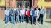 Der Kreisvorsitzende Bert Knoblauch (5.v.r.), sein Stellvertreter Sven Hause (7.v.l.), der Kreisgeschäftsführer Michael Stöhr (3.v.l.) und Finanzreferent Jörn Langhoff (4.v.r.) mit den Bürgermeistern aus dem Salzlandkreis nach der Sitzung vor dem Egelner Rathaus. 