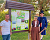 Jan Pienitz, Christine Laue und Gero Mielczarek (v.l.) freuen sich über den überarbeiteten Hingucker auf dem Anger. 