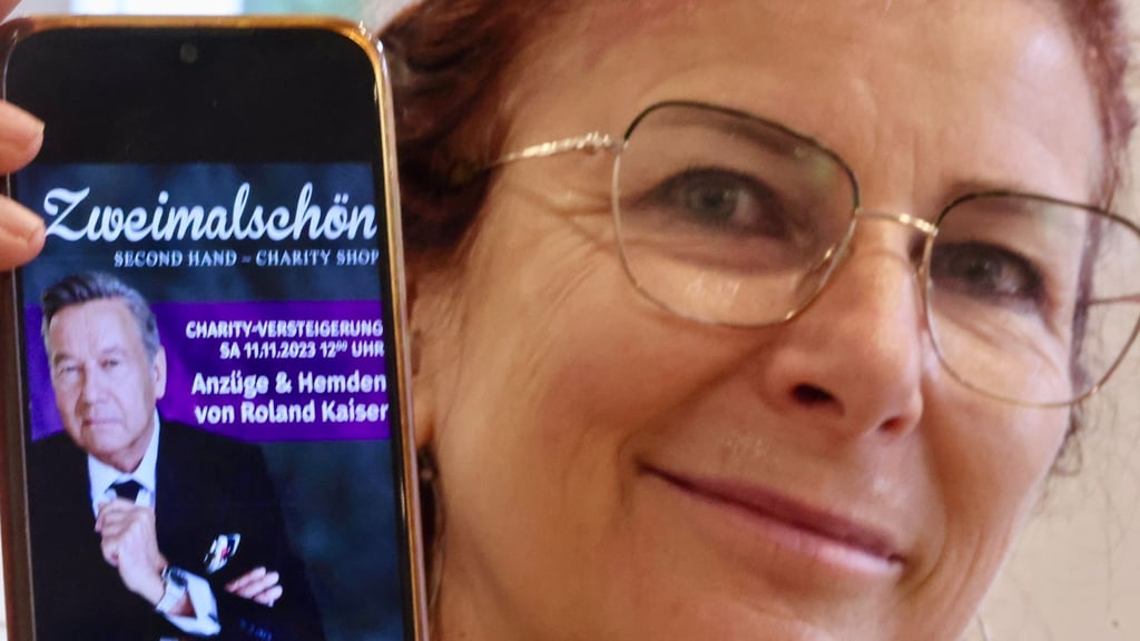 Da werden Erinnerungen wach: Doreen Kluge, Inhaberin des „Zweimalschön“-Shops in der Lu-Wu, hat vor zwei Jahren Bühnenkleidung von Roland Kaiser für den guten Zweck versteigert. Jetzt freut sie sich riesig auf das Open-Air-Konzert des Schlagerstars in Halle.
