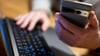 Schnell und bequem: Viele Menschen erledigen Bankgeschäfte per Online-Banking. (Symbolbild)