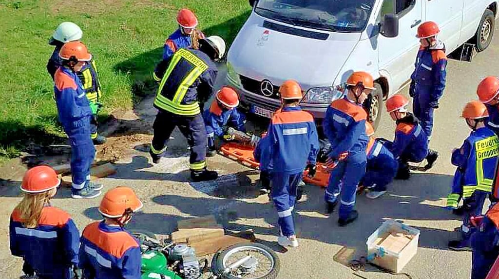 Einsatz nach Unfall: Ausgelaufene Flüssigeiten und eine eingeklemmte Person beschäftigen den Nachwuchs bei der gestellten Szene.