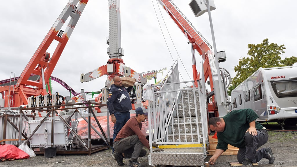 Mitarbeiter der Firma Gebrüder Boos aus Magdeburg bauen den „Loop Fighter“ auf.