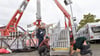 Mitarbeiter der Firma Gebrüder Boos aus Magdeburg bauen den „Loop Fighter“ auf.