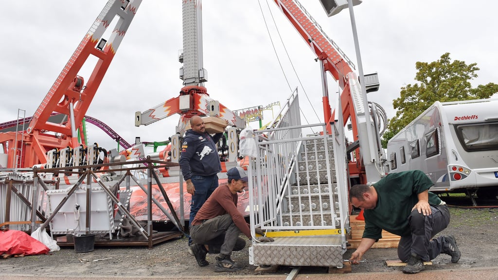 Mitarbeiter der Firma Gebrüder Boos aus Magdeburg bauen auf der Eisleber Wiese den „Loop Fighter“ auf. Insgesamt fünf Fahrgeschäfte bringt das Unternehmen mit zum Wiesenmarkt. 