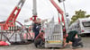 Mitarbeiter der Firma Gebrüder Boos aus Magdeburg bauen auf der Eisleber Wiese den „Loop Fighter“ auf. Insgesamt fünf Fahrgeschäfte bringt das Unternehmen mit zum Wiesenmarkt.&nbsp;