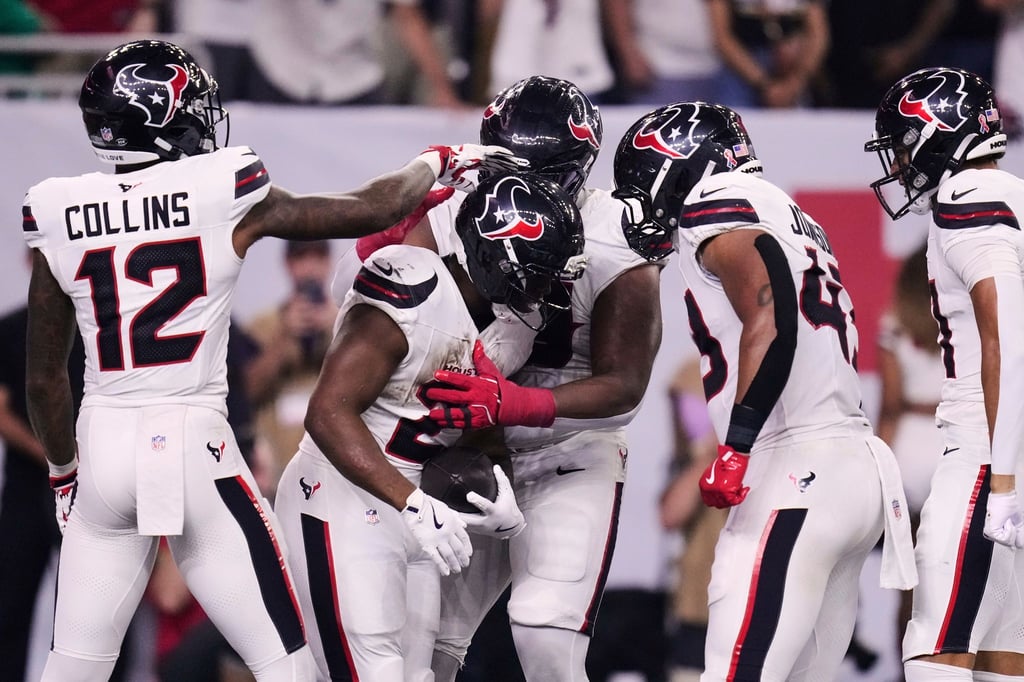 Jakob Johnson (zweiter von rechts) hatte einige gute Aktionen und feiert hier den Touchdown von Nick Chubb (Mitte) - die Texans verloren dennoch.