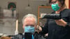 Nachdem Friseure 2020 wieder öffnen durften, ging Ministerpräsident Reiner Haseloff (CDU) öffentlichkeitswirksam zum Friseur. Jetzt müssen die Geschäfte Bilanzen von 2020 offenlegen, wenn sie Hilfe erhielten. 