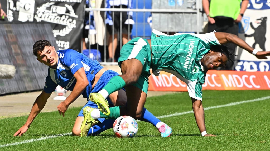 Eldin Dzogovic (1. FC Magdeburg, re.) im Duell mit Noel Futkeu von Greuther Fürth.