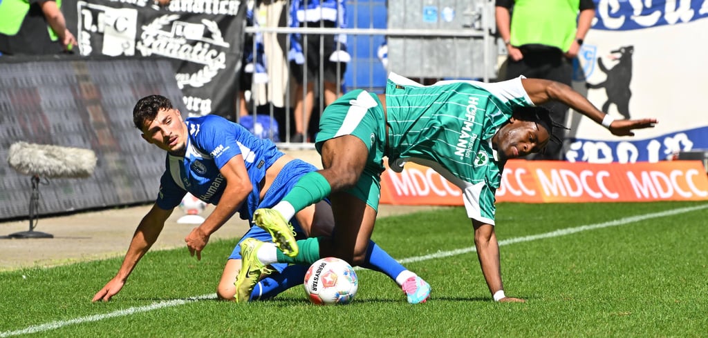Eldin Dzogovic (1. FC Magdeburg, re.) im Duell mit Noel Futkeu von Greuther Fürth.