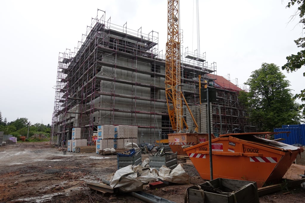 An der Grundschule Westerhüsen in Magdeburg wird seit 2023 gebaut. Nun verzögert sich die Fertigstellung weiter.