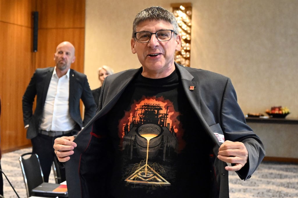 „Stahlkind“ ist auf einem IG Metall-T-Shirt zu lesen, das der Verhandlungsführer der Gewerkschaft, Knut Giesler, zum Auftakt der Tarifverhandlungen trägt.