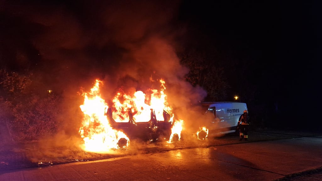 Zwei Transporter wurde bei dem Brand in der Silberhöhe vollständig zerstört.