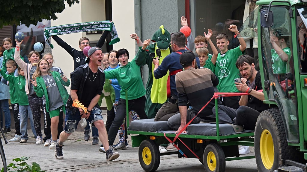 Jubel in der Krügerbrücke – die Aschersleben Alligators begleiten den Einmarsch des Feuerspuckers auf den Holzmarkt.