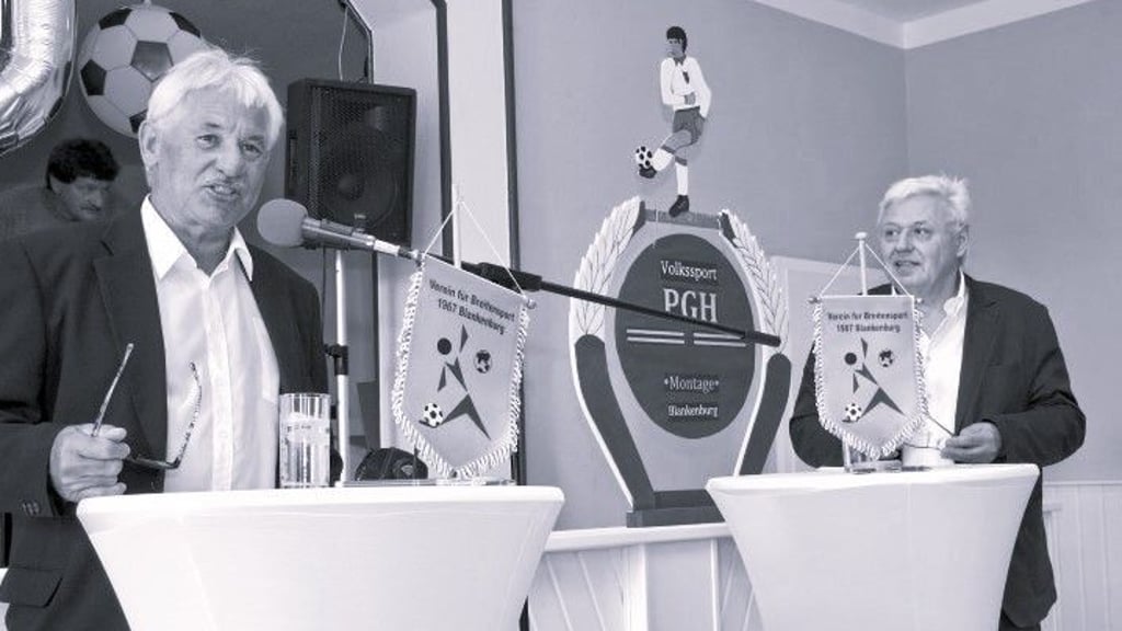 Rolf Selle (rechts) war Jahrzehnte lang als Aktiver, Funktionär und Sponsor dem Breitensport und vor allem dem Fußball in Blankenburg verbunden, wie hier beim Festakt "50 Jahre VfB '67 Blankenburg" mit seinem engen Mitstreiter und Weggefährten Gerhard Schröder (links).