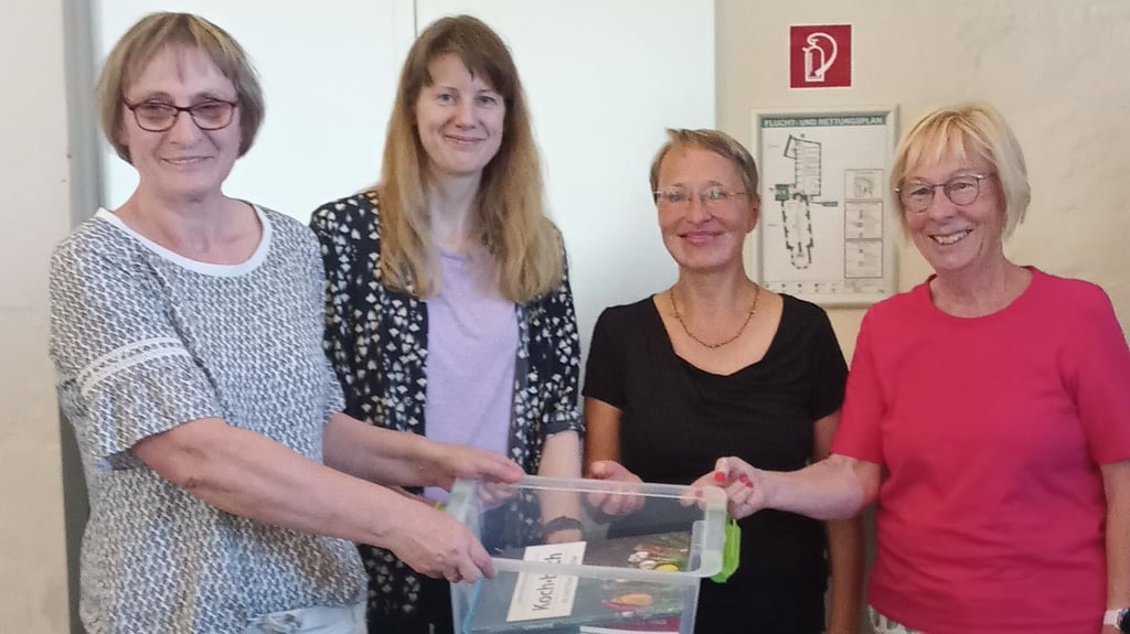 Überraschung in der Stadtbibliothek Halberstadt: Bibliothekschefin Birgit Sommer, Marie Wenslau und  Anja Grasmeier von der Ländlichen Erwachsenenbildung und Fördervereinschefin Margit Langer (von links).
