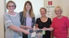 Überraschung in der Stadtbibliothek Halberstadt: Bibliothekschefin Birgit Sommer, Marie Wenslau und  Anja Grasmeier von der Ländlichen Erwachsenenbildung und Fördervereinschefin Margit Langer (von links).