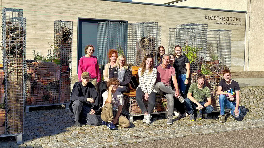 Gemeinsam mit vielen Helfern haben Thea Keller (Mitte) sowie Finn Friedemann, Martin Höhne und Erika Bosch-Ramirez Sitzinseln aus Gabionen, Holz und Pflanzen gebaut. Unterstützt wurden sie dabei von der Firma „Zegarek“.