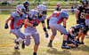 Die American-Football-Mannschaft „Salzland Racoons“ in Aktion. Wide Receiver Sebastian Tittmann (am Ball) wird von Victor Latzel (links mit der Nummer 46) und Eric von Ramin (Nummer 59) abgeschirmt. 