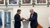Dessau-Roßlaus Oberbürgermeister Robert Reck nimmt die Fördermittel für die Landesliteraturtage 2026 von Kulturminister Rainer Robra entgegen. 