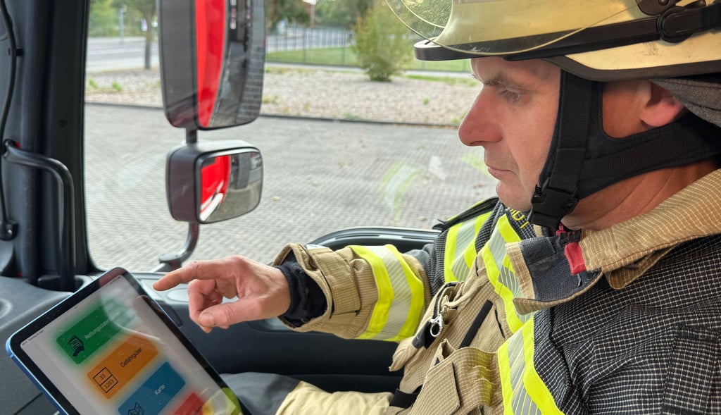 Matthias Schmidt (48) von der Magdeburger Berufsfeuerwehr hat die neue App getestet.