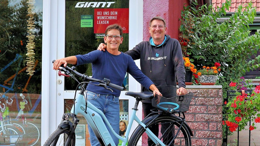 Inhaberin Judith Tetzlaff (links) und Zweiradmechaniker Dirk Tetzlaff bieten in Havelberg in ihrem Fahrradhaus Hubeny Reparaturen und Mieträder an.