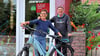 Inhaberin Judith Tetzlaff (links) und Zweiradmechaniker Dirk Tetzlaff  bieten in Havelberg  in ihrem Fahrradhaus Hubeny Reparaturen und Mieträder an.
