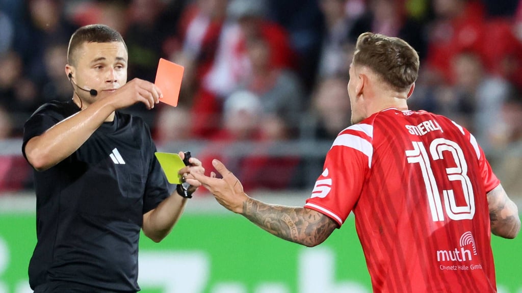 Schiedsrichter Benjamin Strebinger zeigte Niclas Stierlin fälschlicherweise Gelb-Rot.