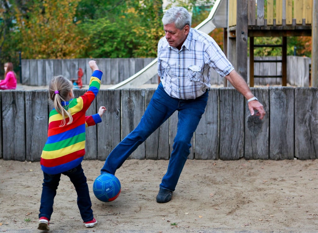 Ball statt Smartphone: Gerade mit Großeltern erleben Kinder aktive, handyfreie Zeiten.