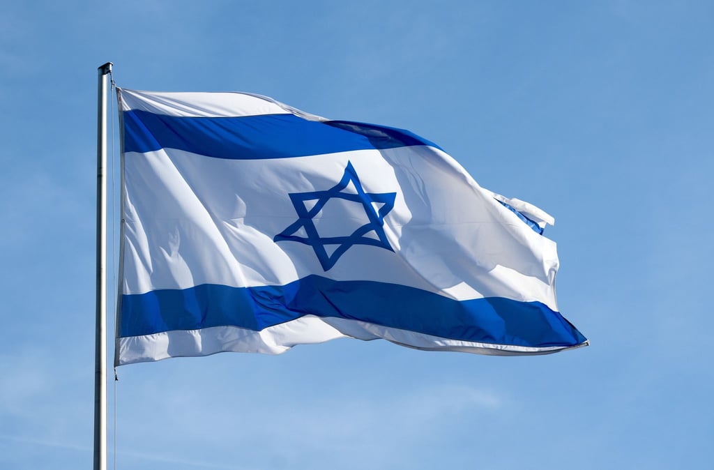 Sollen am 7. Oktober Israel-Flaggen an öffentlichen Gebäuden wehen? Es ist der zweite Jahrestag des Hamas-Terrorüberfalls auf Israel. (Symbolbild)