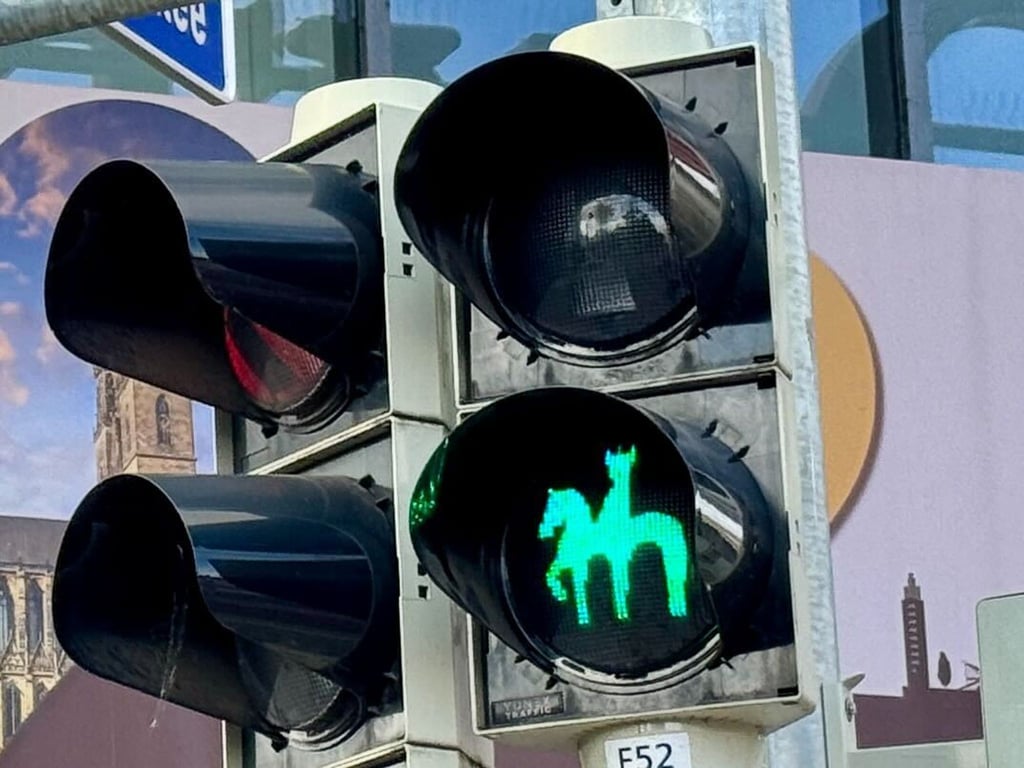 Die Ampel in der Magdeburger Innenstadt zeigt bei grün den „Magdeburger Reiter“.